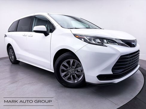 Used 2022 Toyota Sienna LE FWD image 1