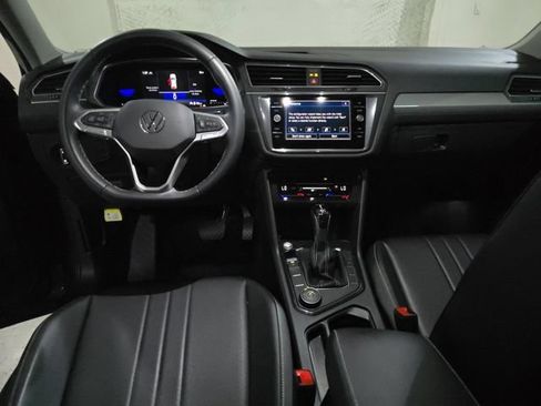 Used 2022 Volkswagen Tiguan SE w/ Panoramic Sunroof Package AWD/4WD image 6