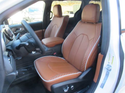 New 2026 Chrysler Pacifica Pinnacle image 15
