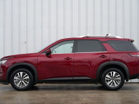 Used 2022 Nissan Pathfinder SL w/ Lighting Package (N92) image 8