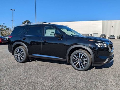 New 2025 Nissan Pathfinder Platinum image 2