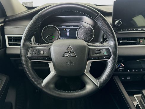 Used 2024 Mitsubishi Outlander SE image 18