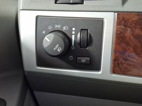 Used 2009 Chrysler Town & Country Touring image 16