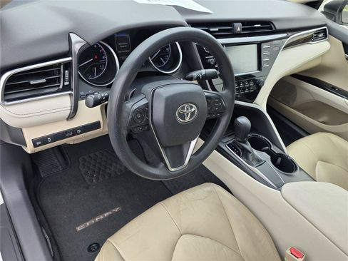 Used 2018 Toyota Camry LE FWD image 11