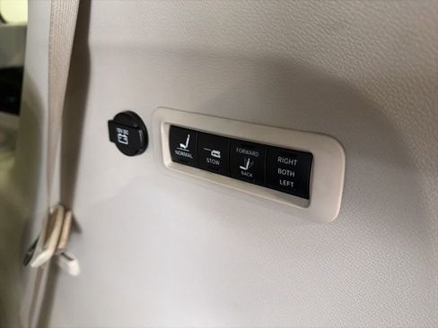 Used 2017 Chrysler Pacifica Limited image 14