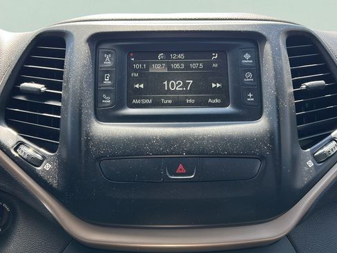 Used 2018 Jeep Cherokee Latitude w/ Altitude Package AWD/4WD image 19