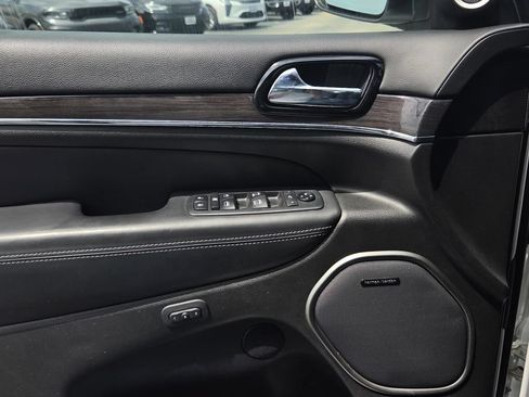 Used 2019 Jeep Grand Cherokee Overland AWD/4WD image 28