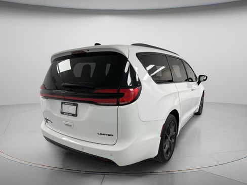 Used 2025 Chrysler Pacifica Limited FWD image 8