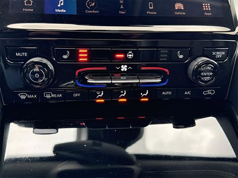 Used 2024 Jeep Grand Cherokee Limited image 17