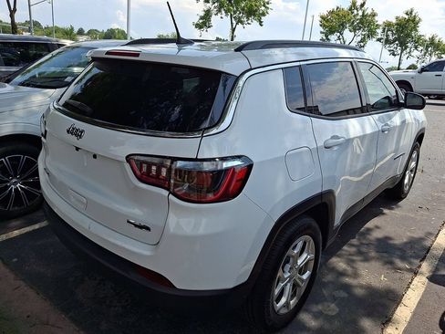 Used 2024 Jeep Compass Latitude AWD/4WD image 7