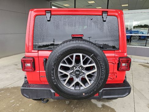 Used 2025 Jeep Wrangler Unlimited Sahara AWD/4WD image 4