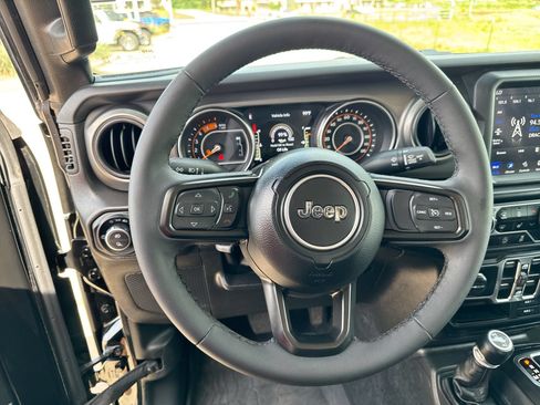 Used 2023 Jeep Gladiator Sport AWD/4WD image 14