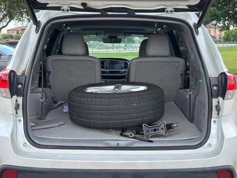 Used 2018 Toyota Highlander XLE FWD image 6