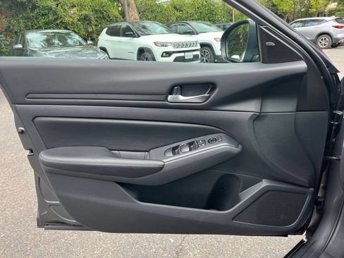 Used 2025 Nissan Altima 2.5 SV FWD image 15