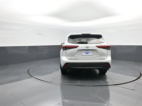 Used 2023 Toyota Highlander L image 6