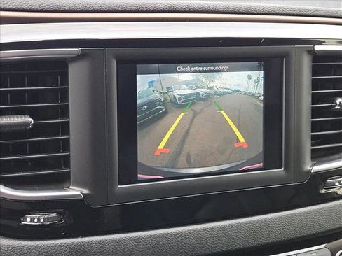 Used 2018 Chrysler Pacifica Touring-L image 12