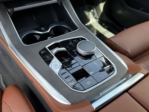 Used 2025 BMW X7 M60i w/ Climate Comfort Package image 27