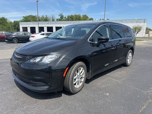 Used 2022 Chrysler Voyager LX FWD image 12