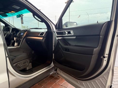 Used 2015 Ford Explorer XLT AWD/4WD image 32