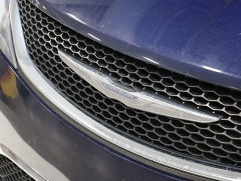 Used 2017 Chrysler Pacifica Touring-L FWD image 9