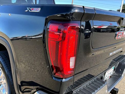 Used 2022 GMC Sierra 1500 SLT w/ SLT Premium Plus Package AWD/4WD image 28