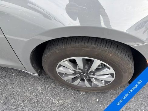 Used 2022 Chrysler Pacifica Touring-L w/ Uconnect Theater Family Group FWD image 4