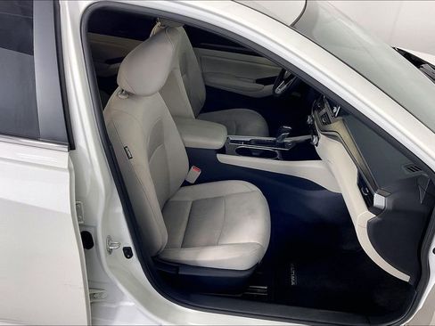 Used 2024 Nissan Altima 2.5 SV AWD/4WD image 10