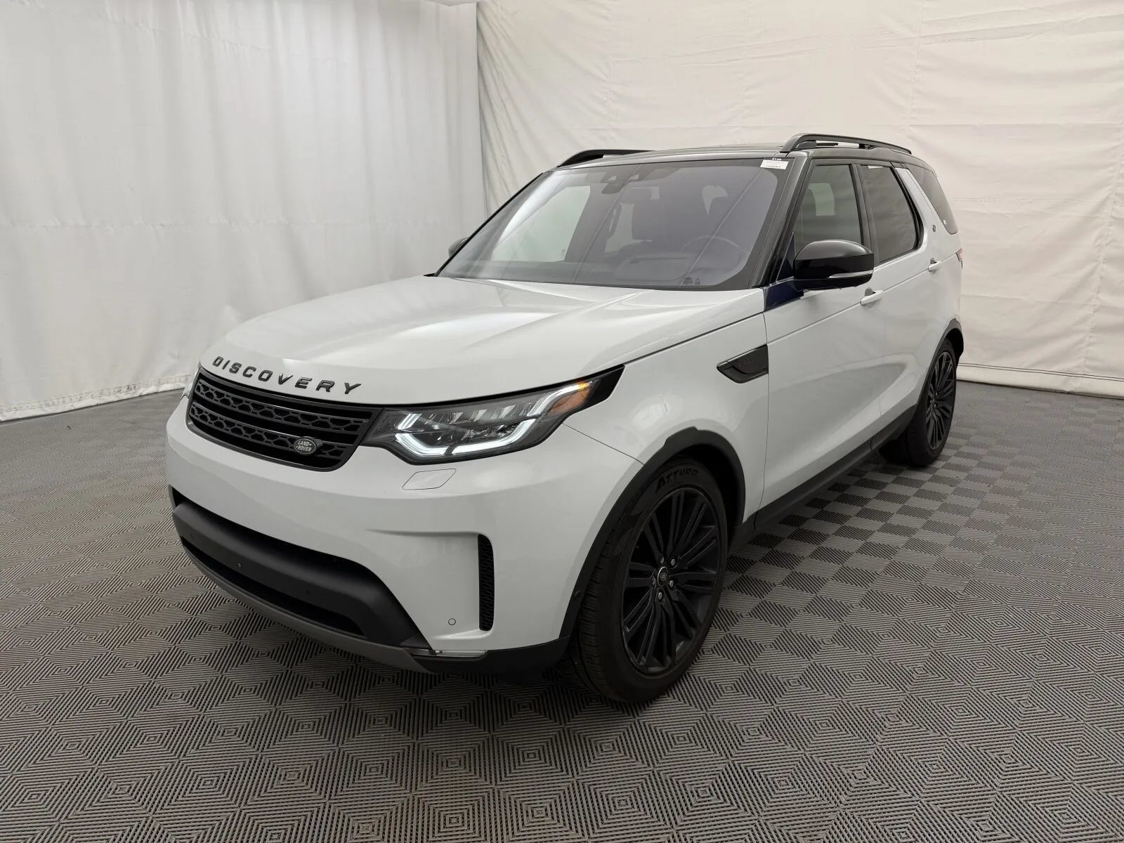 Used 2019 Land Rover Discovery HSE Luxury AWD/4WD image 2