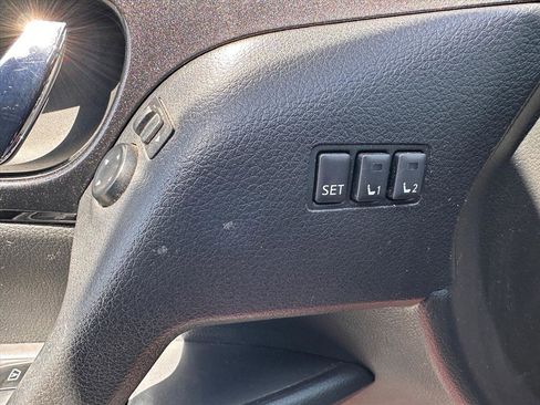 Used 2018 Nissan Rogue SV w/ Premium Package image 15