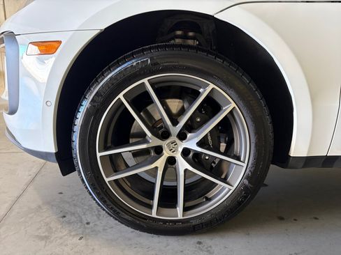 Certified 2026 Porsche Macan AWD/4WD image 18