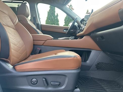 Used 2024 Nissan Pathfinder Platinum image 35