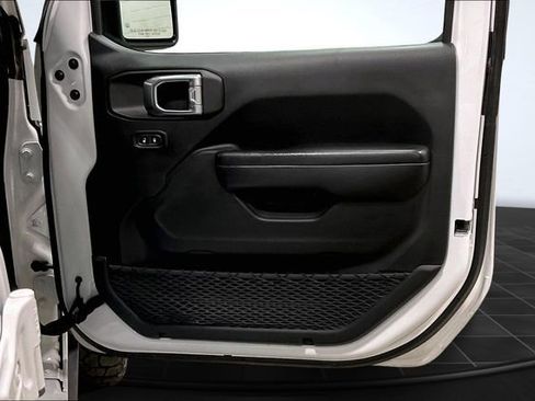Used 2021 Jeep Gladiator Willys image 25