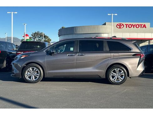 Certified 2023 Toyota Sienna Platinum image 7