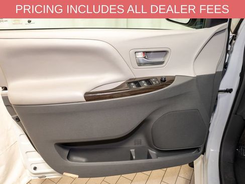 Used 2017 Toyota Sienna XLE FWD image 12
