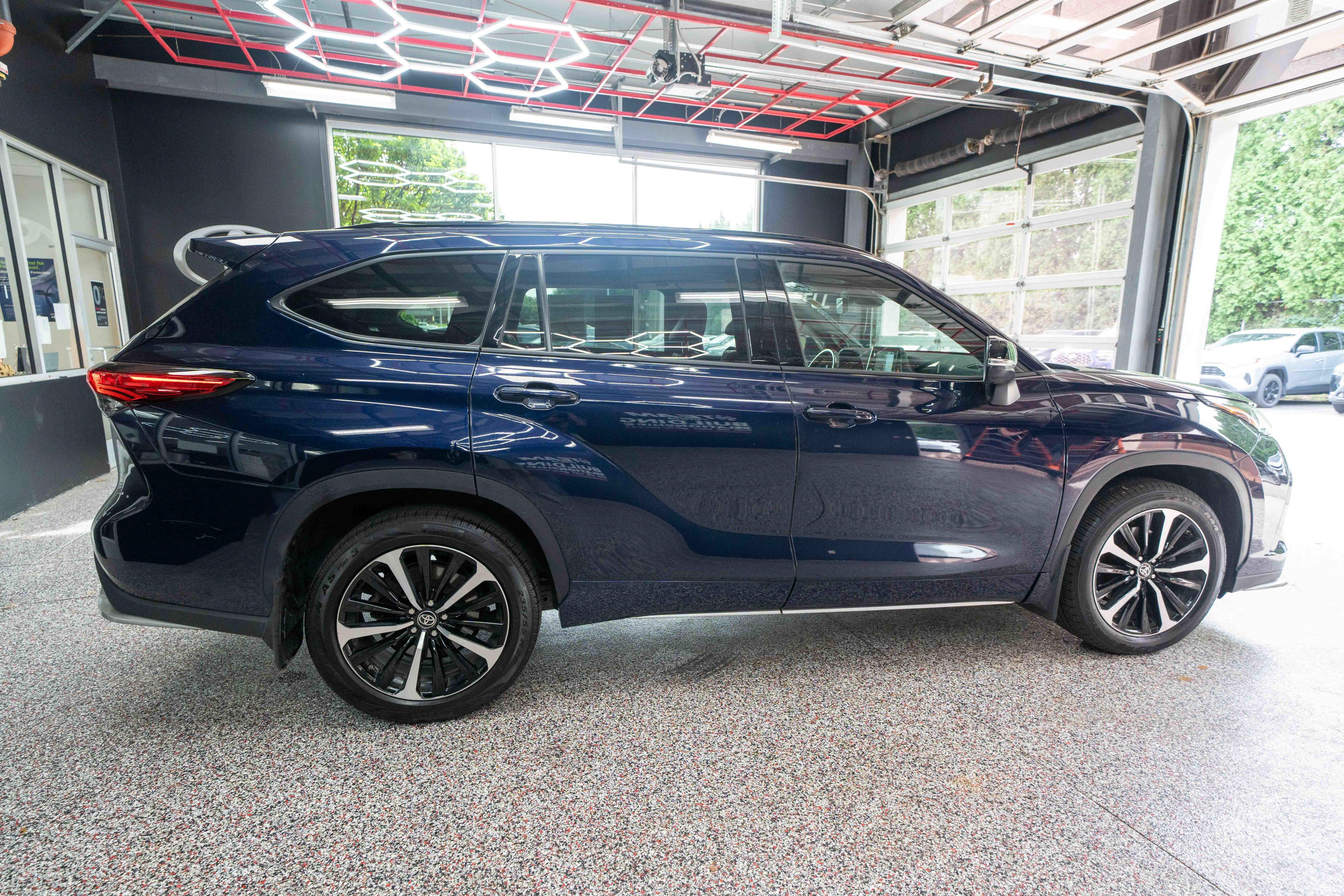 Used 2022 Toyota Highlander XSE AWD/4WD image 4