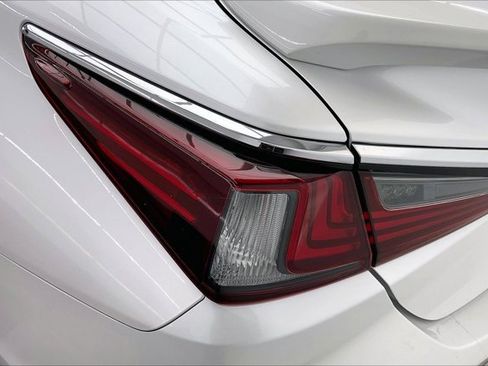 Used 2025 Lexus ES 300h w/ Premium Package image 30