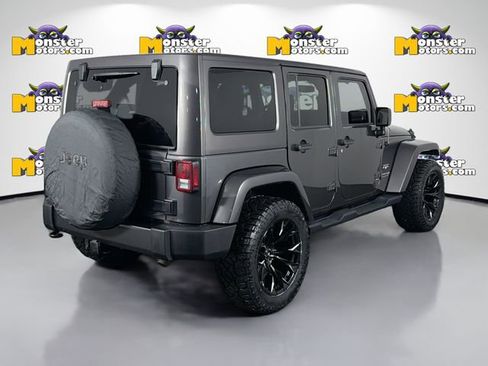 Used 2018 Jeep Wrangler Unlimited Sahara w/ Dual Top Group AWD/4WD image 5