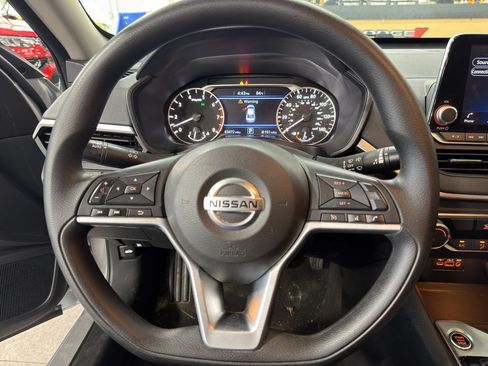 Used 2022 Nissan Altima 2.5 SV AWD/4WD image 5