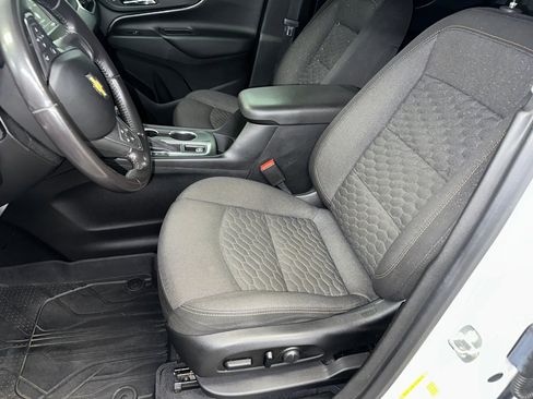 Used 2019 Chevrolet Equinox LT image 2