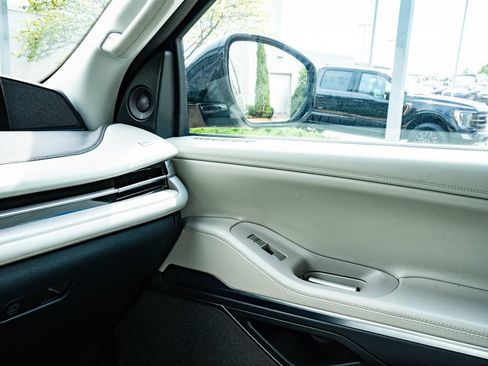 Used 2025 Lincoln Navigator Reserve AWD/4WD image 39