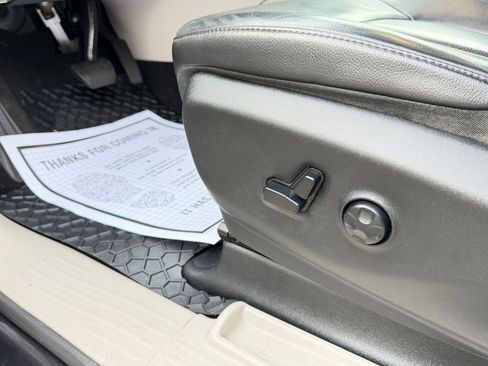 Used 2018 Chrysler Pacifica Touring-L image 14