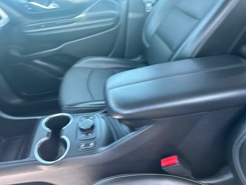 Used 2024 GMC Terrain SLT AWD/4WD image 9