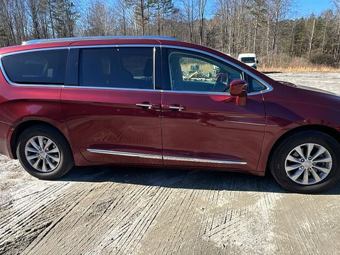 Used 2018 Chrysler Pacifica Touring-L image 7