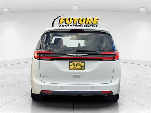 Used 2024 Chrysler Pacifica Touring-L image 8