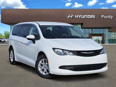 Used 2023 Chrysler Voyager LX image 1