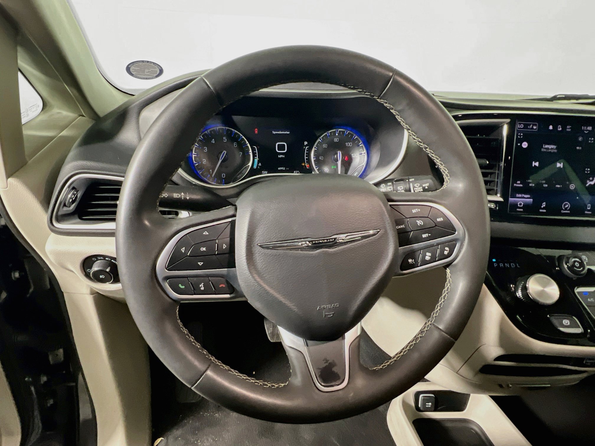 Used 2023 Chrysler Pacifica Touring-L FWD image 17