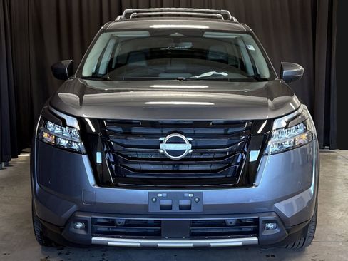 Used 2023 Nissan Pathfinder SL image 3