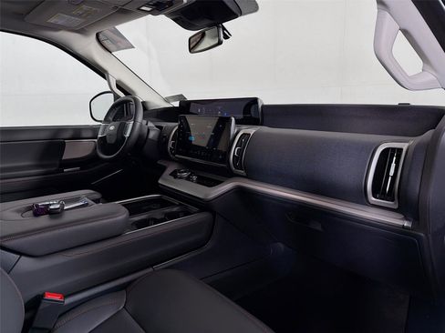 Used 2025 Ford Expedition Active image 30