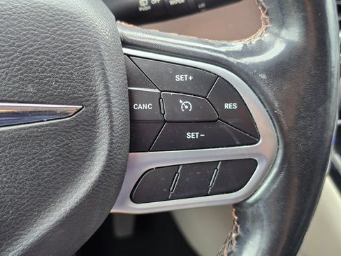 Used 2019 Chrysler Pacifica Touring-L FWD image 33