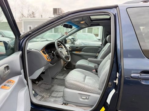 Used 2001 Toyota Sienna XLE image 8